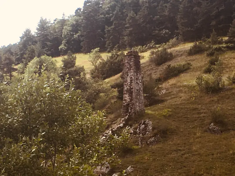 CHEMINÉE EN ÉQUILIBRE AU COL DE MONTMIRAT