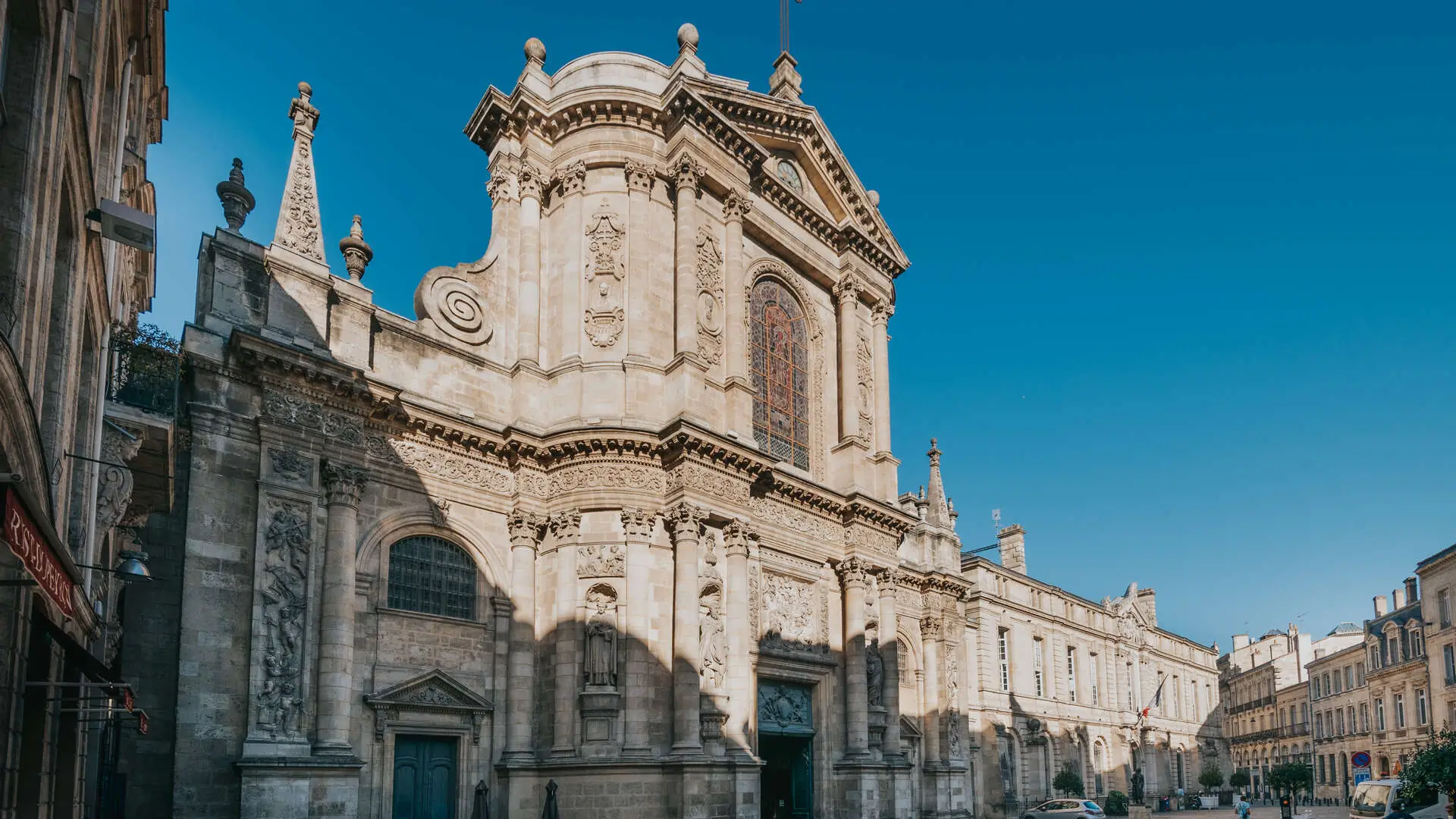 Eglise Notre Dame et Cour Mably