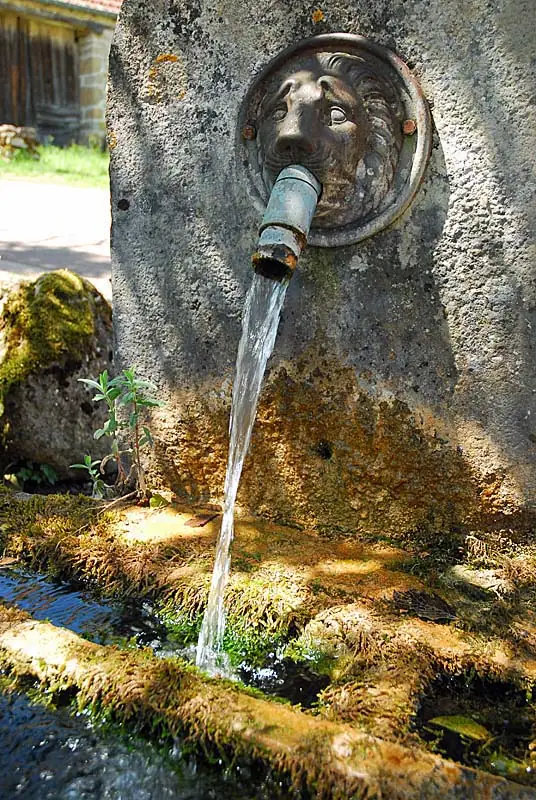 Fontaine de Pisse Doux à Vieux-Moulins