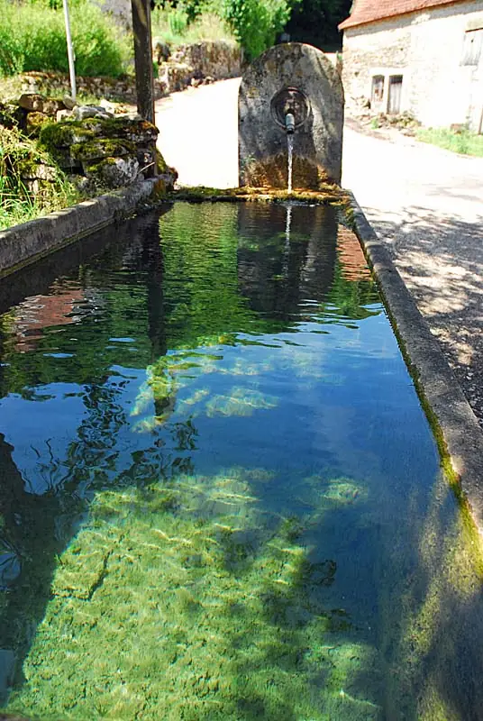 Fontaine de Pisse Doux à Vieux-Moulins