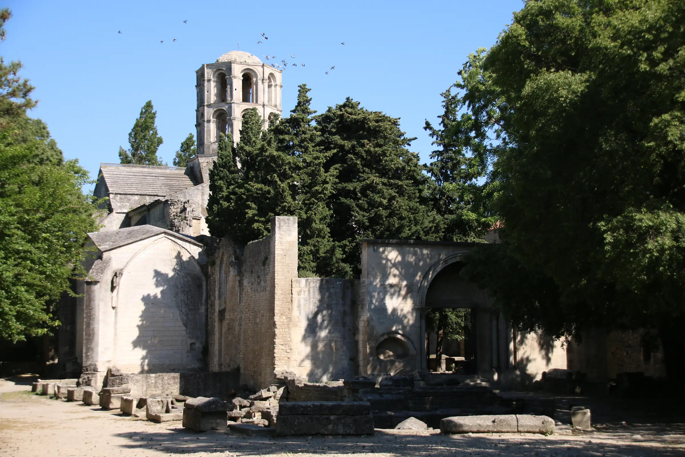 La nécropole des Alyscamps et l'église Saint Honnorat