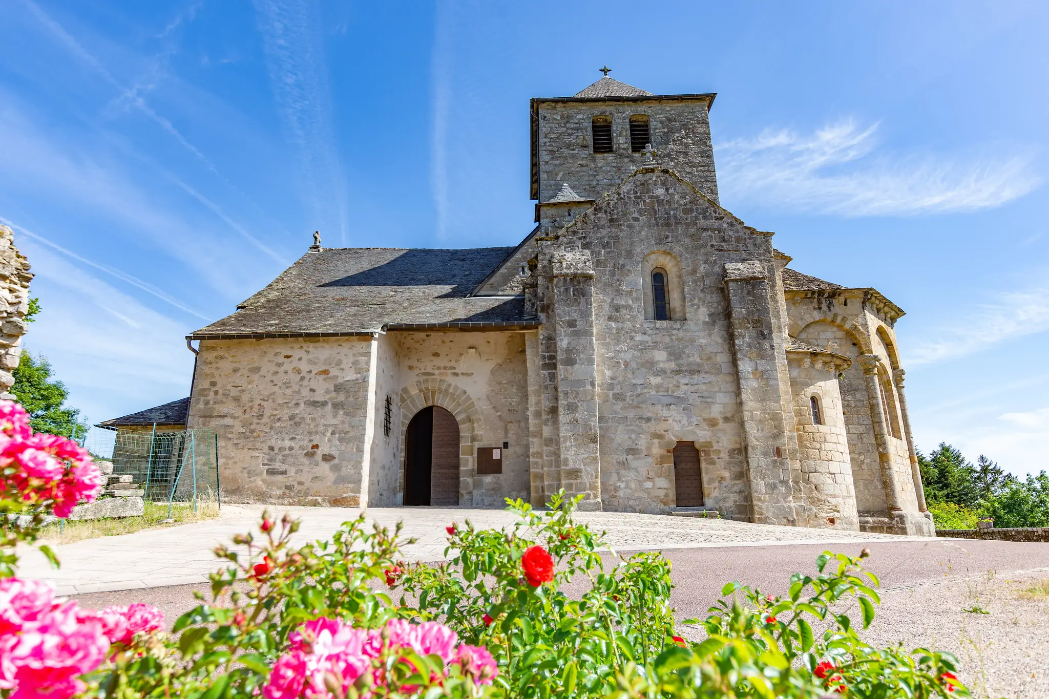 Eglise Saint-Etienne et vestige du château