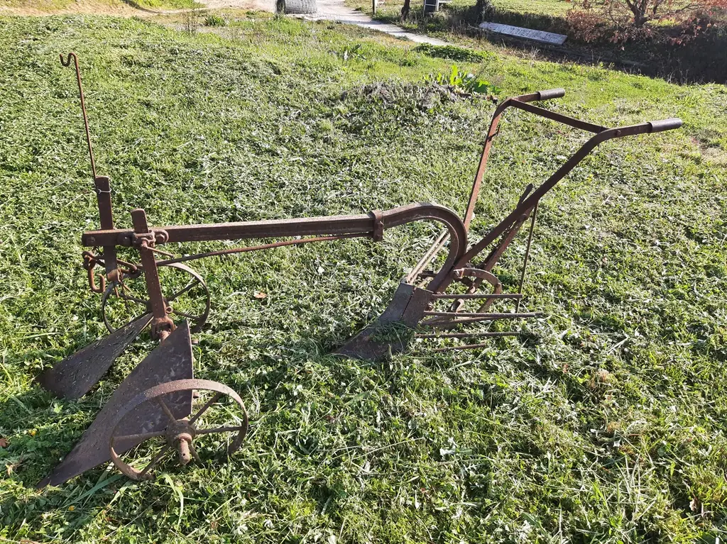 François vous fait découvrir le travail de la vigne avec ses outils d'antan