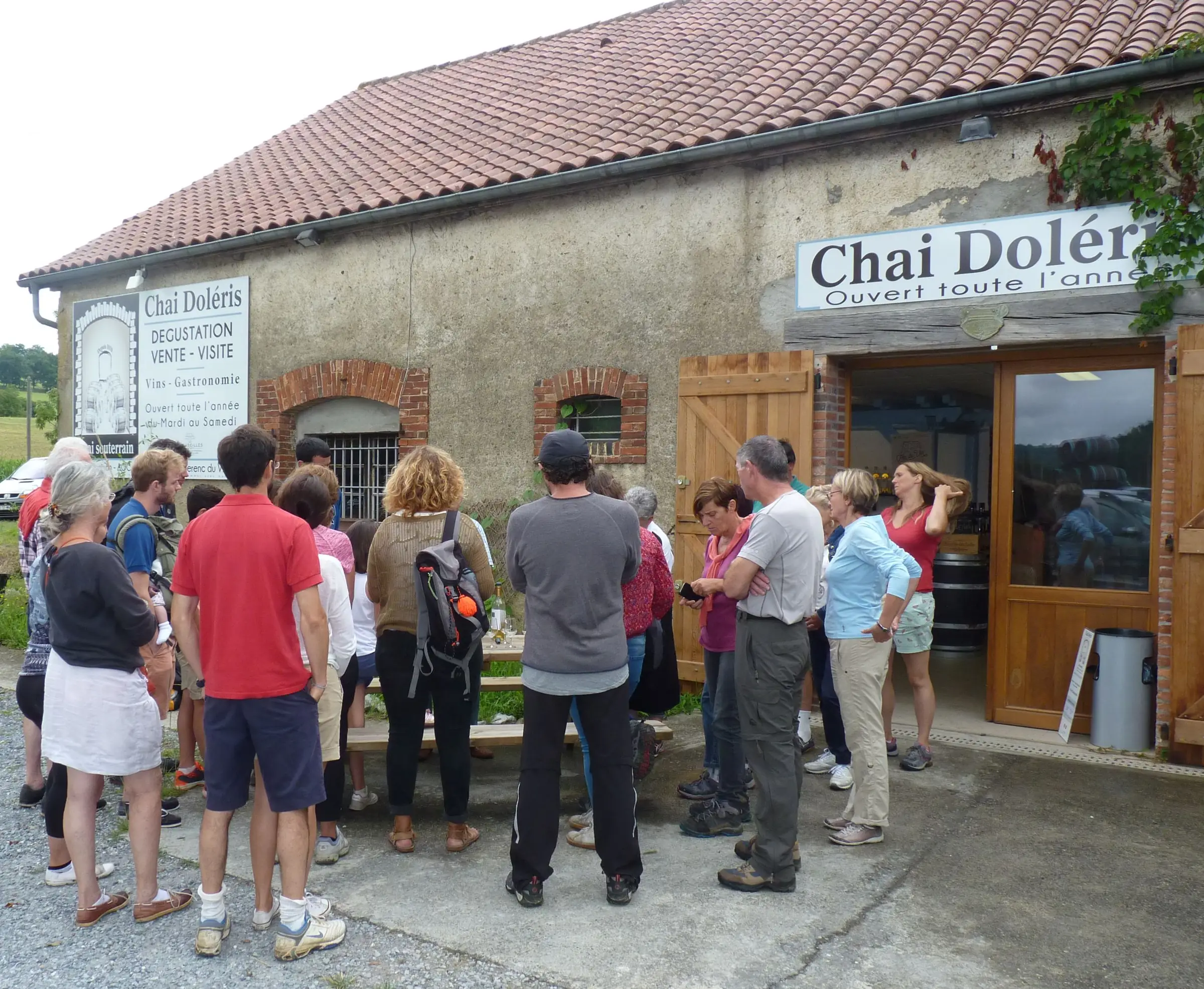 Balade sur le "chemin de la Ligne", visite d'un souterrain et apéritif vigneron au Chai Doléris