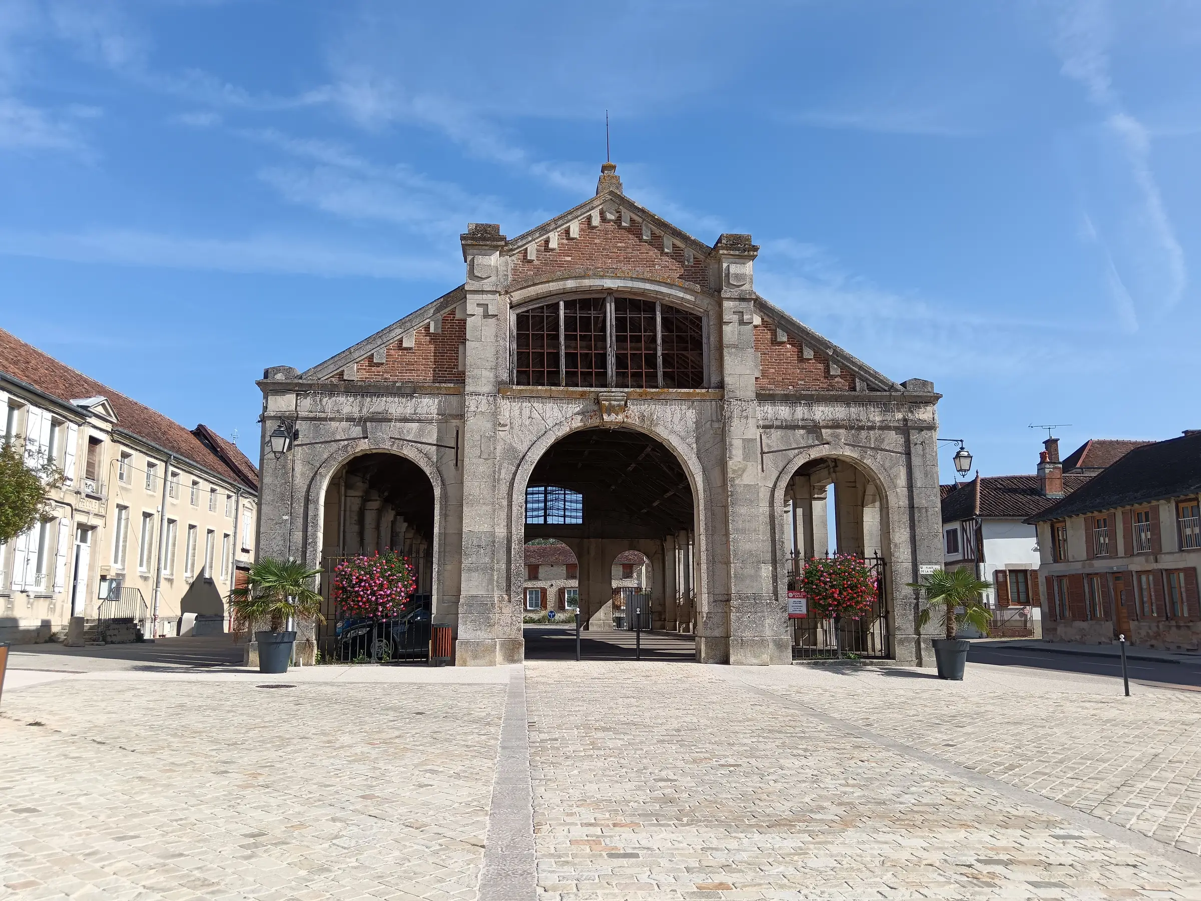 Halle en pierre de Dienville