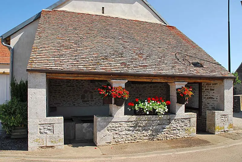 Lavoir de la place de la « Peûte Bête » d'Aujeurres