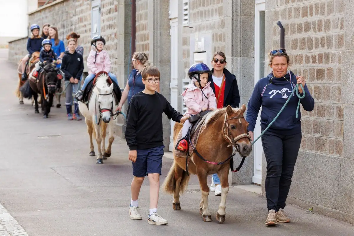 Balades à poney dans la cité sourdine