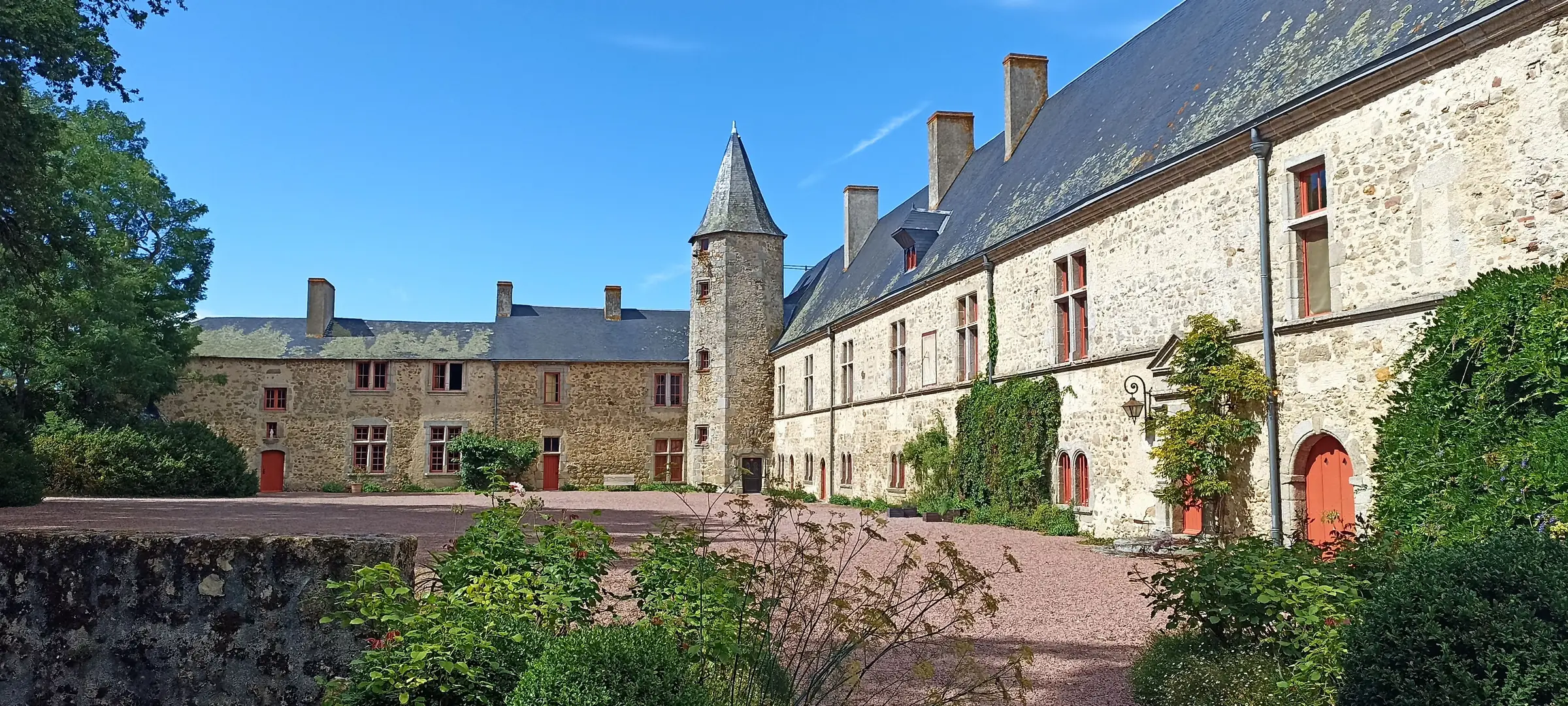 Visite guidée des extérieurs du château de Maisontiers, dans le cadre des Mercredis de l'été, en Airvaudais-Val du Thouet