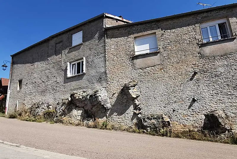 Les maisons sur la roche à Orcevaux