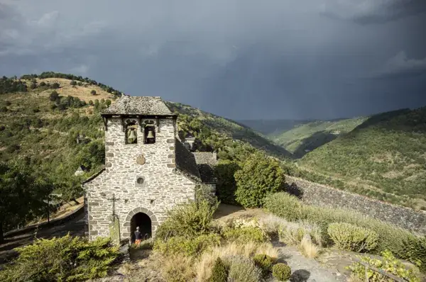 Visitez le village de Valon, suspendu dans les gorges de la Truyère
