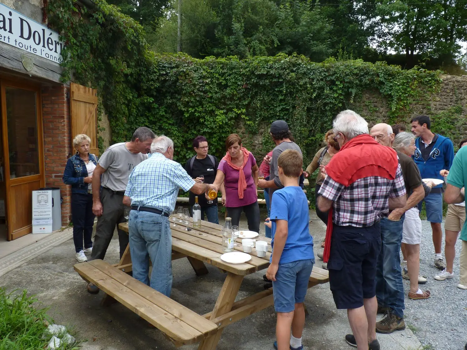 Balade sur le "chemin de la Ligne", visite d'un souterrain et apéritif vigneron au Chai Doléris