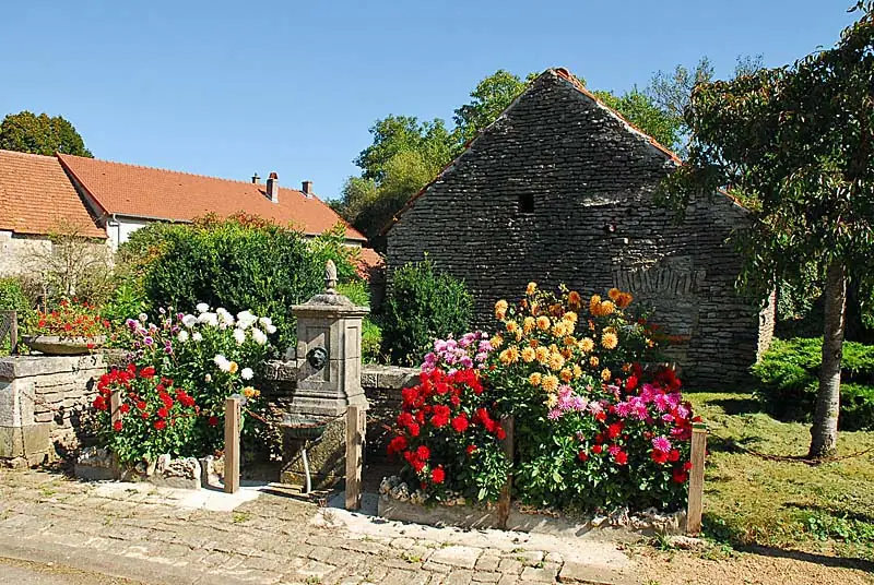 Ancienne fontaine de Faverolles