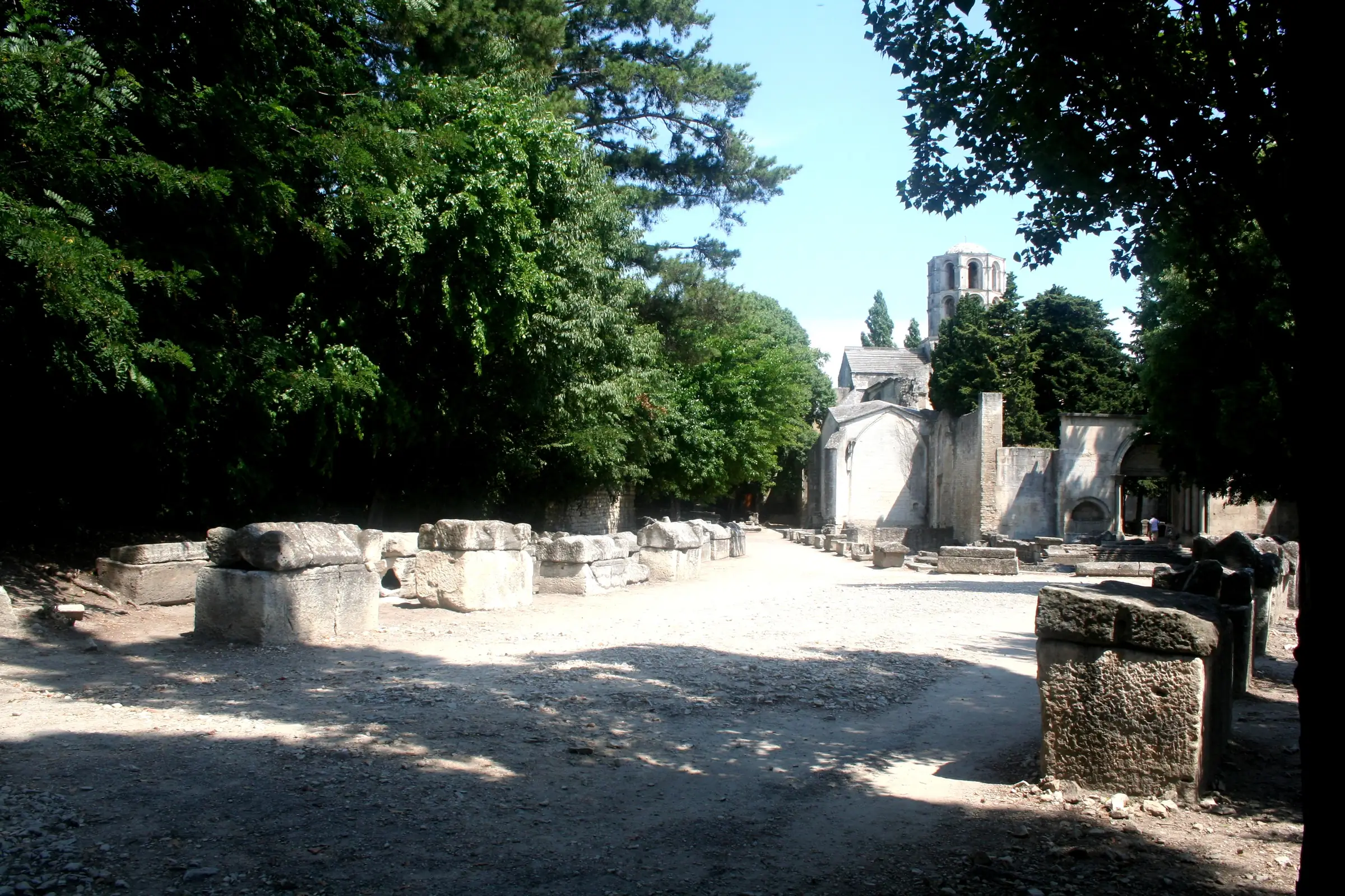 La nécropole des Alyscamps et l'église Saint Honnorat