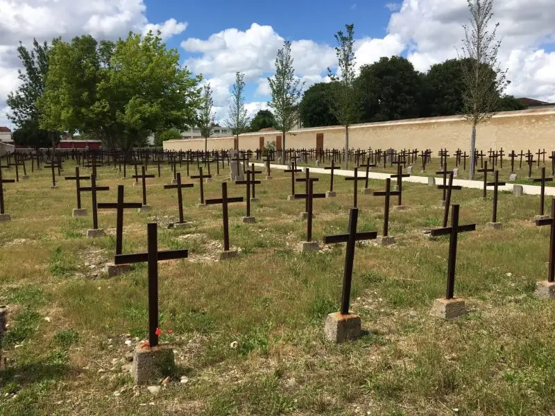 Site Mémorial du cimetière des Oubliés et la Maison du Fossoyeur