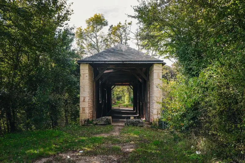 Pont de bois couvert