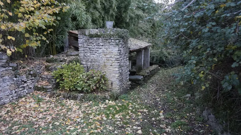 Lavoir du Plet, lavoir de la Vergne, lavoir La Sablière, lavoir Fondmorand, lavoir de la grande fontaine.
