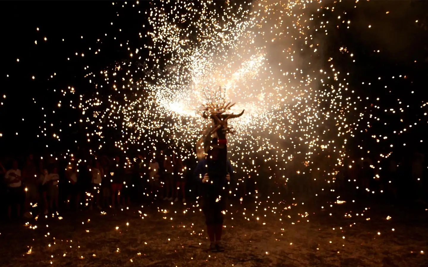 Bal au kiosque avec Koloka Taldea - Toro de Fuego et bataille de confettis