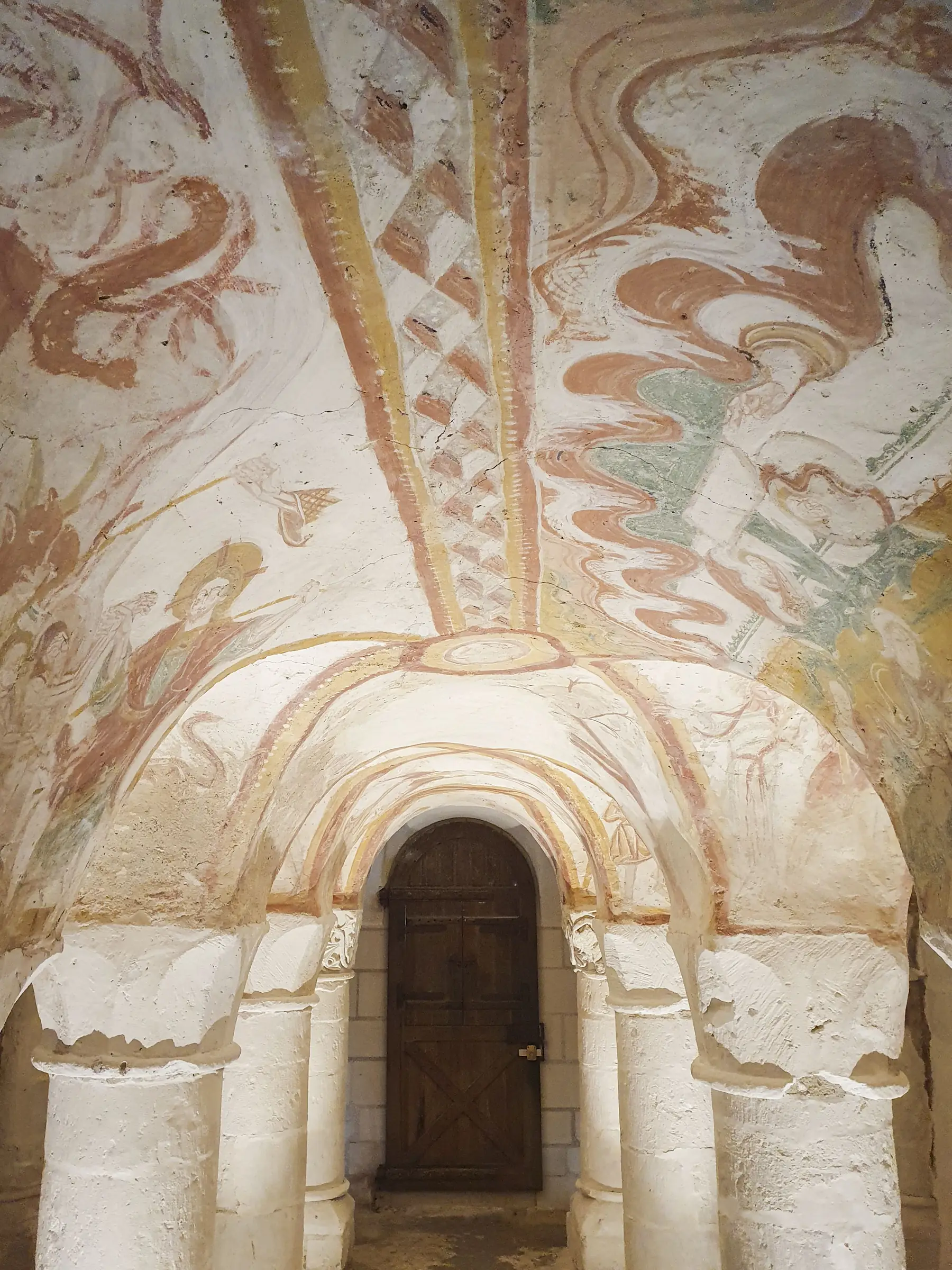 Église Romane et crypte avec Fresques du XIIe siècle.
