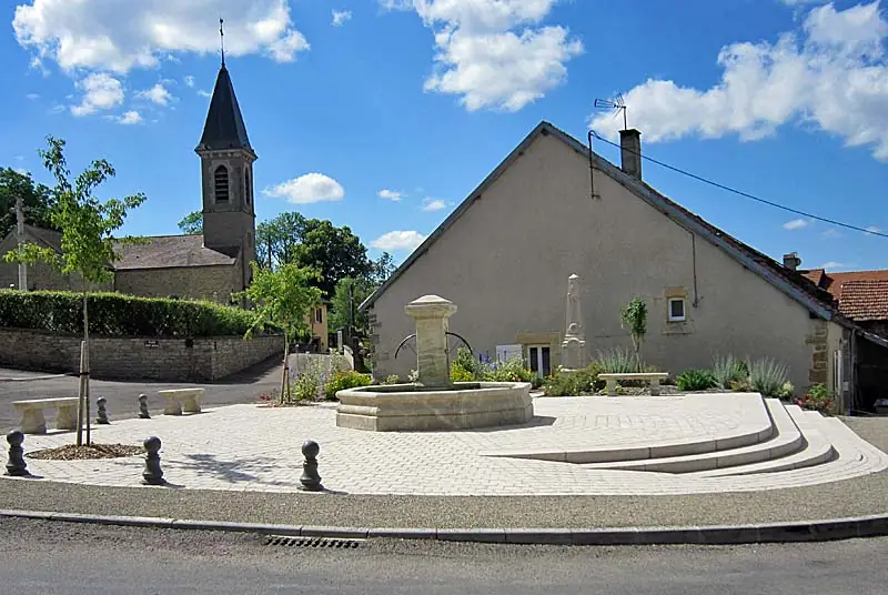 Fontaine de la place Saint-Martin à Verseilles-le-Bas