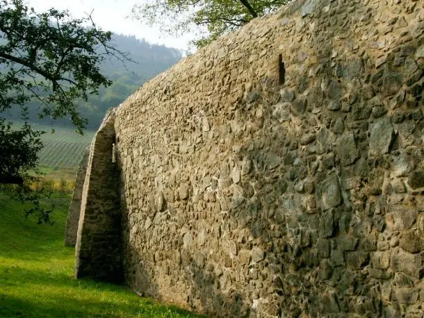 Remparts et cimetière fortifié