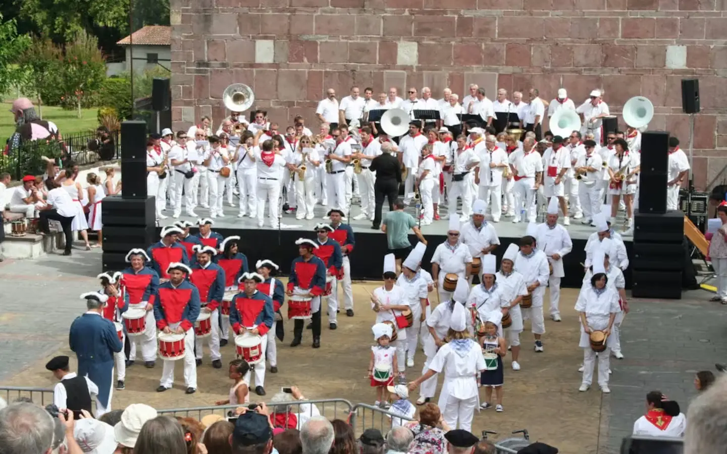 Fêtes de village : 30 ans de la peña Donazaharre : Kontrapas-cavalcade