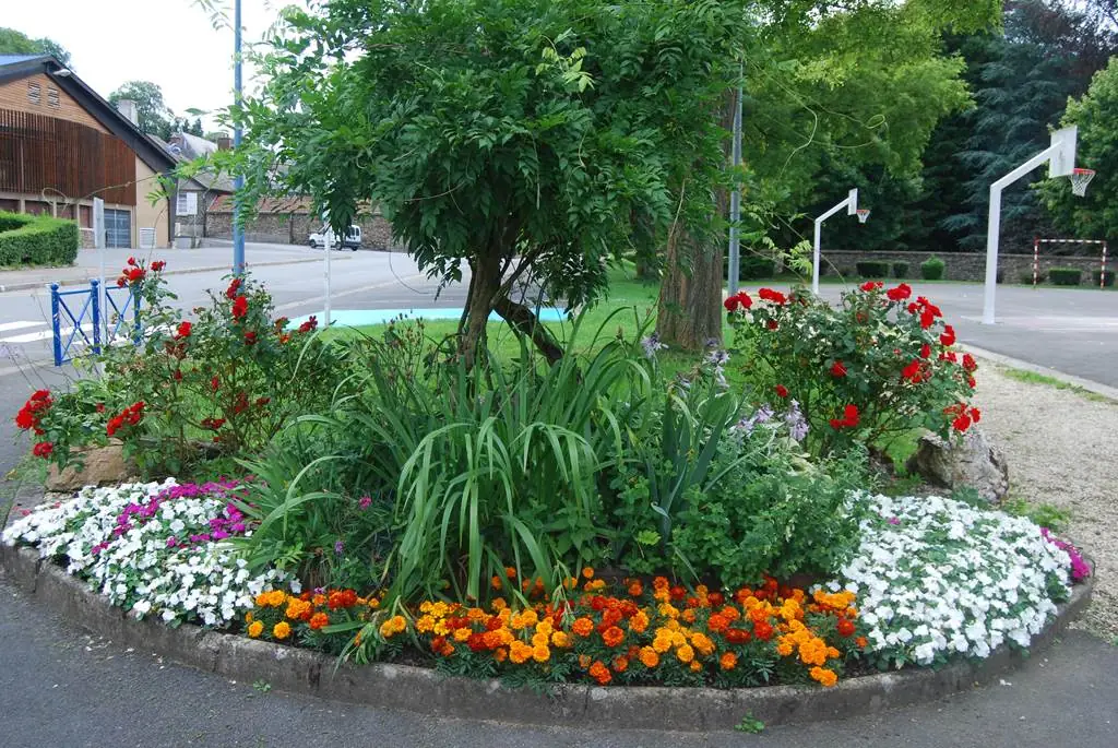 MONTHERME, Ville Fleurie "2 Fleurs"