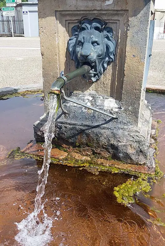 Fontaine à colonne de Vaux-sous-Aubigny