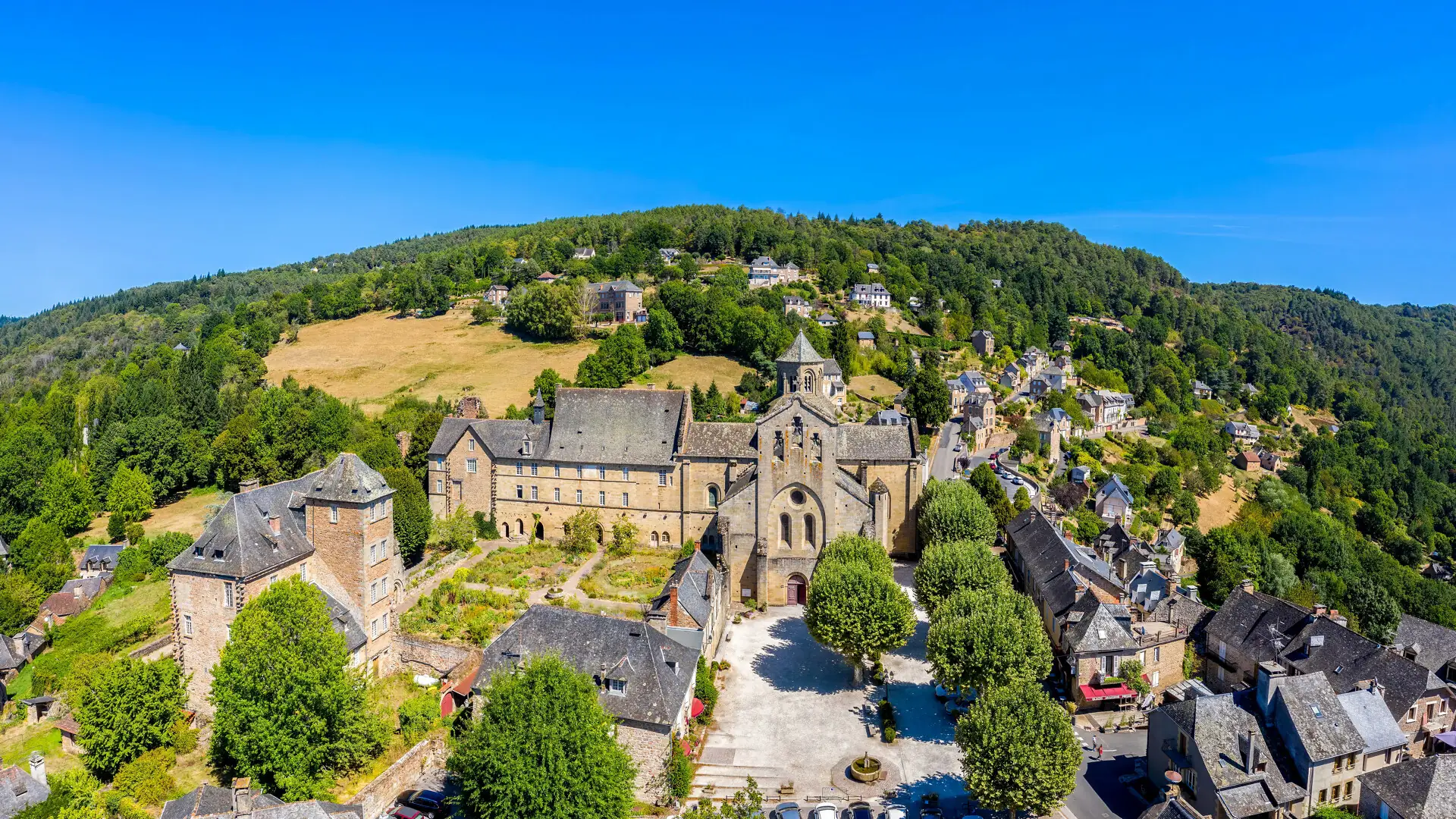 Petit marché estival à Aubazine