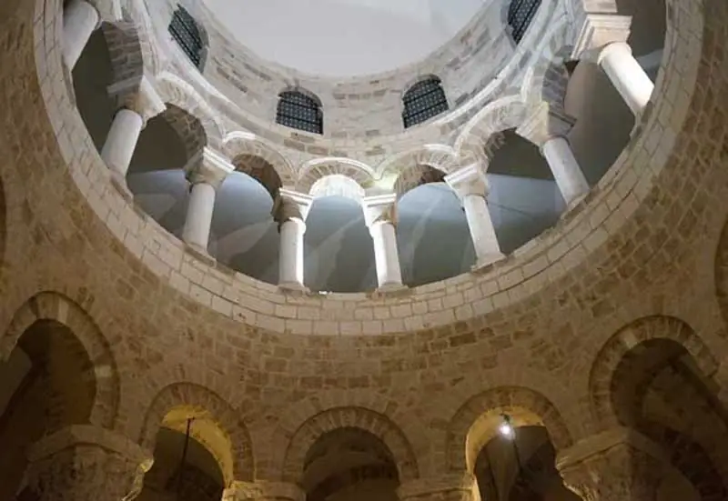 Visite audio de la basilique de  Neuvy-Saint-Sépulchre